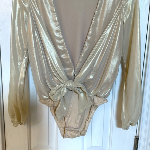 4S13NNA Champagne Metallic Bodysuit w/ Deep V-Neck, Puffed Sleeves & Sash - Picture 4 of 11